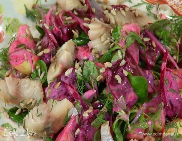 Укроп крупно порезать и посыпать салат.