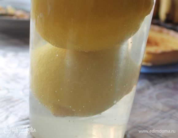 Лимоны залить кипятком и оставить на три минуты. Духовку включить на 180 градусов. Муку просеять в чашку.