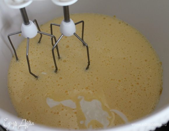 Добавить сметану и снова взбить. Без фанатизма.