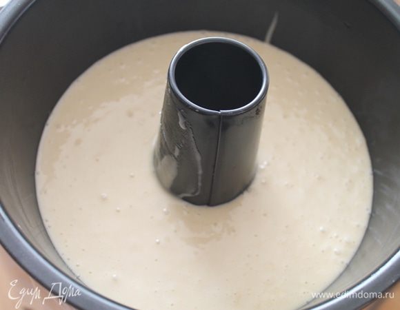 Выливаем в форму  ( 24 см ) или как у меня для кекса. Выпекаем минут 20-25. Ориентируйтесь по своей духовке.