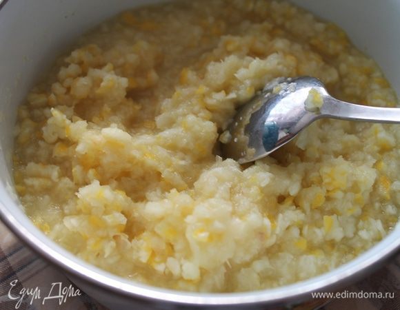 Готовим начинку. Для этого измельчаем лимоны или блендере, или в мясорубке. Перемешиваем с сахаром.