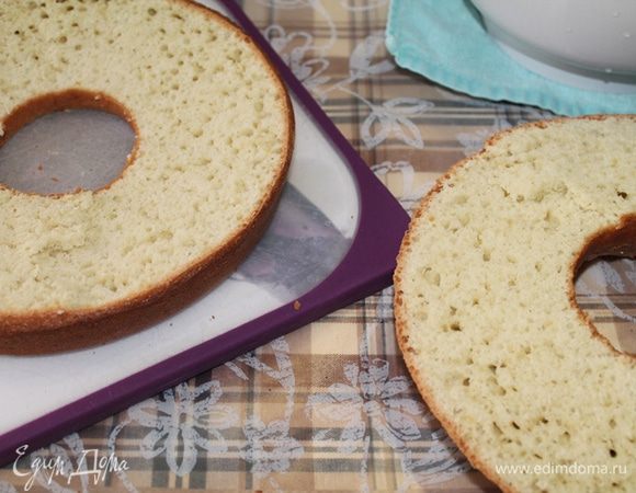 Пирог достаем из духовки и разрезаем пополам. 