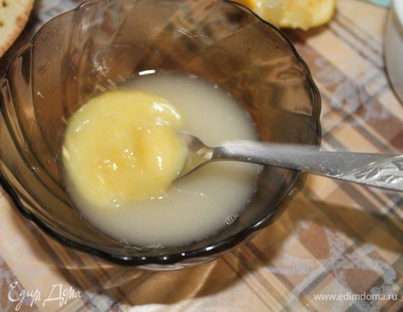 Выкладываем начинку. И пока пирог теплый заливаем его сиропом. 
Для этого выжимаем сок половины лимона и смешиваем его со столовой ложкой сахарной пудры (столовая ложка с горкой). По желанию (у меня всегда есть такое желание) можно добавить столовую ложку лимонного курда. 