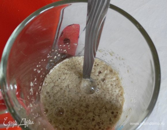 Если у вас есть готовое тесто - разморозьте его. Если нет - в 1/3 стакана теплой воды развести дрожжи и чайную ложку сахара.