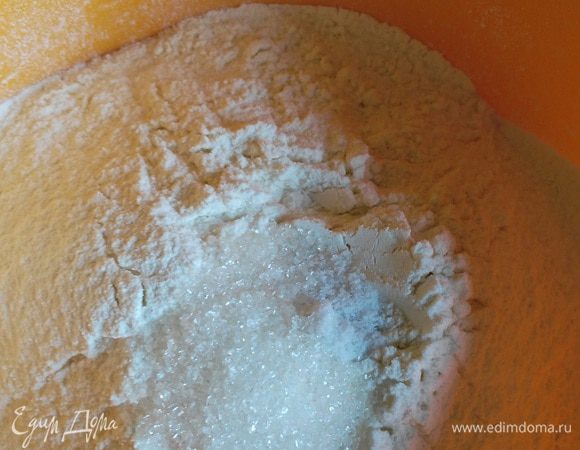 Просеять муку с солью, добавить оставшийся сахар.