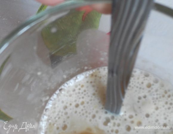 В стакан с дрожжами разбить яйцо, хорошо разболтать и долить до полного теплое молоко.