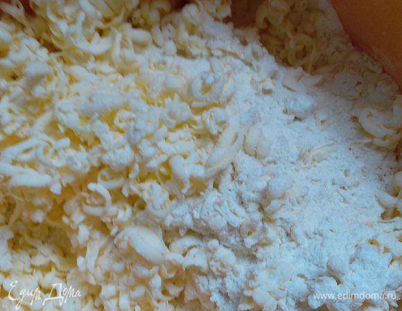 В муку натереть замороженное сливочное масло.