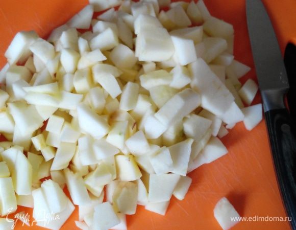 Яблоки очистить и нарезать кубиками.