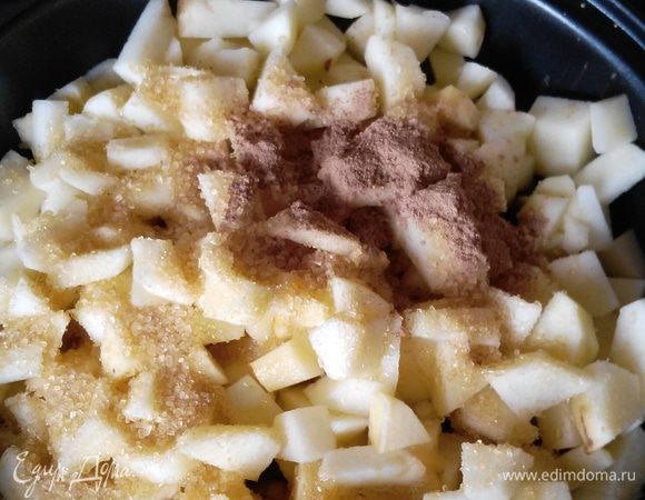 Растопить сливочное масло, добавить яблоки, сахар (если яблоки кислые - сахара можно взять больше) и корицу, влить пару ложек води и тушить до готовности. Остудить.