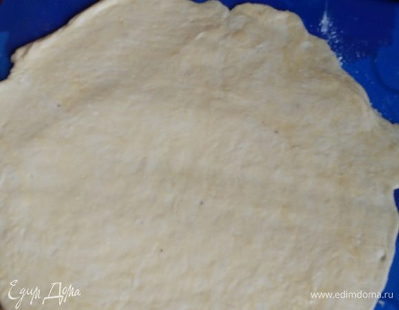 Тесто достать из холодильника, отделить 500 грамм и раскатать в круг диаметром 30 см. 