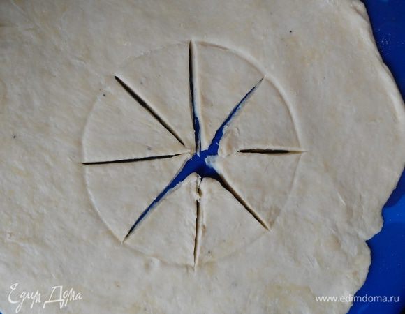 В центр положить блюдце, придавить, чтобы остался след круга. Разрезать этот круг на 8 секторов.