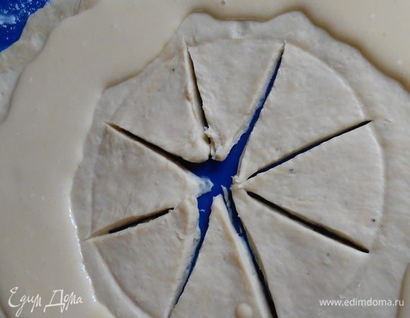 На кольцо из теста нанести сырную начинку.