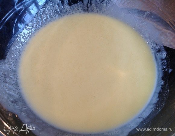 Духовку разогрейте до 180 градусов. Сливочное масло взбейте с сахаром.