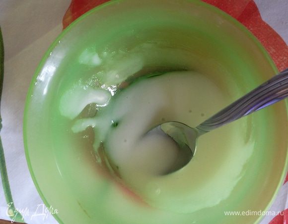 Выпекать при 180С минут 35-40. Мне пришлось выпекать кольцо прямо на силиконовом коврике, перенести его на бумагу я не смогла ))) Видимо, тесто надо переносить сразу после раскатки. Для глазури смешать пудру и 2-3 ложки молока.