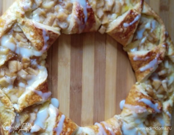 Полить остывший пирог глазурью.