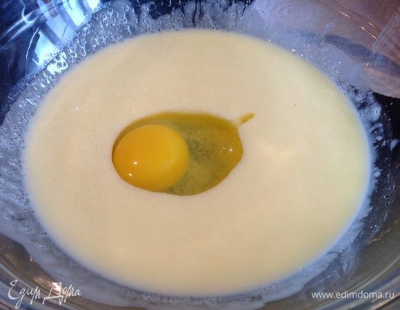 По одному вбейте яйца, хорошо перемешивая до однородного состояния. 