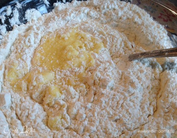 Просейте муку, смешайте с разрыхлителем и ванилином. Постепенно добавьте в тесто муку и молоко.