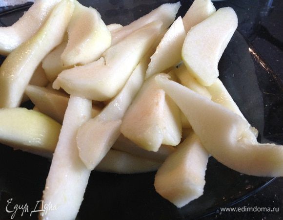 Груши очистите от кожицы и удалите семена. Нарежьте на дольки.