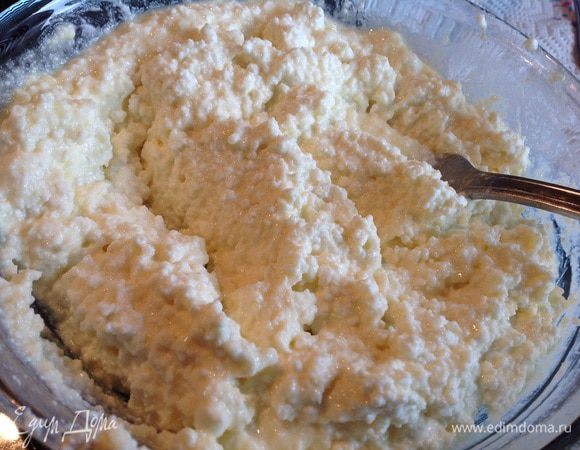 Творог смешайте с яйцом и мёдом. Можно это сделать с помощью блендера, но мне хотелось, чтобы чувствовалась именно структура творога, поэтому я просто все смешала вилкой.