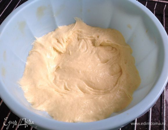 Половину теста выложите в форму для выпечки.