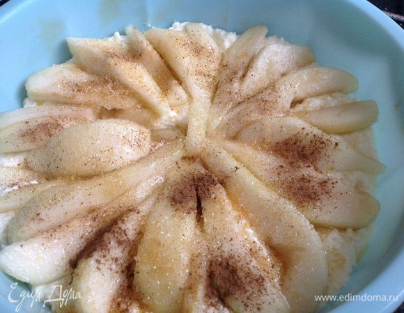 Сверху выложите груши, присыпьте коричневым сахаром и корицей.