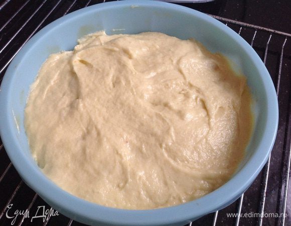 Выложите оставшееся тесто и выпекайте в духовке 45-50 минут. Готовность проверьте зубочисткой.