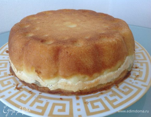 Немного остудите пирог в форме и переверните на тарелку. Приятного чаепития!