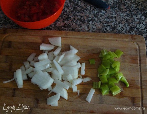Крупную луковицу нарезать не очень мелко. Помидоры очистить от кожи и нарезать кубиками. Перец (можно не добавлять) нарезать. Перец, опять же, по желанию, может быть острым.