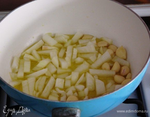 На оливковом масле слегка обжариваем лук и чеснок. Чеснок мне нравится оставлять целым. Очень украшает блюдо.