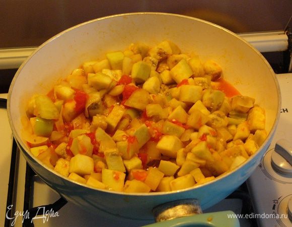 Баклажаны отцеживаем, промываем, отжимаем от воды и добавляем в сотейник. Тушим овощи около 15 минут под крышкой.