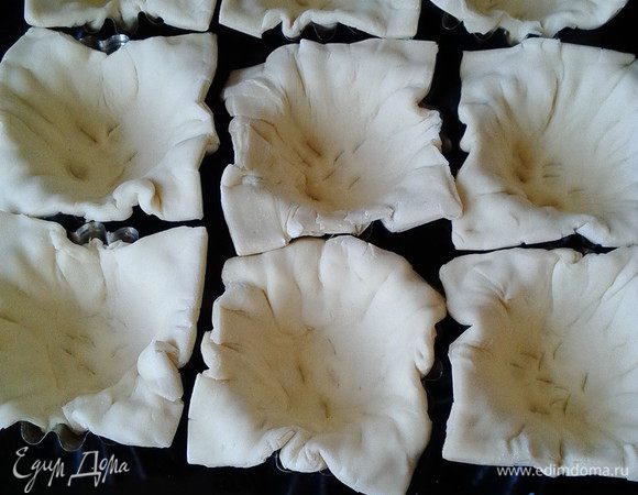 Тесто (у меня покупное размороженное) нарезать на квадраты и поместить в формы для кексов. Включить духовку на 200°, сыр натереть на терке, перец болгарский нарезать небольшими кусочками, отварить 2 яйца.