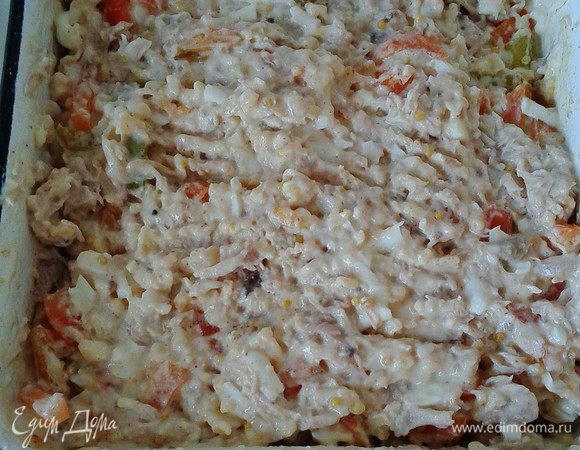 Для начинки подойдёт любое отварное мясо (у меня куриное), его мелко порубить, смешать с горчицей, сметаной, половиной сыра, болгарским перцем, отварные яйца натереть на терке. Всё смешать, соль и перец по вкусу.