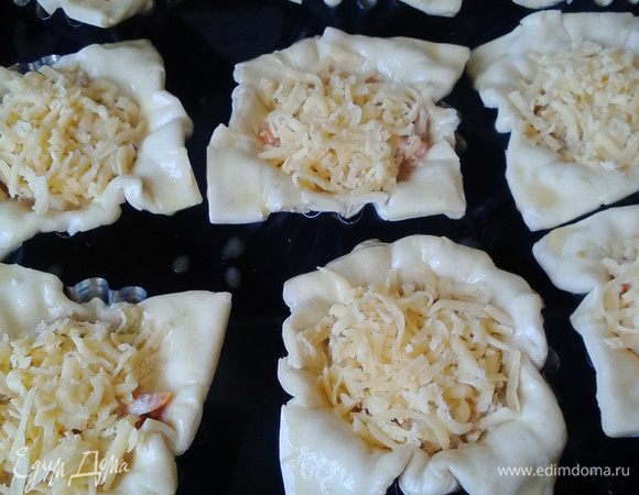 Начинку выложить на каждый квадрат теста, посыпать оставшимся сыром, уголки теста смазать яйцом. Выпекать в духовке 20-30 минут (следите по своей духовке).
