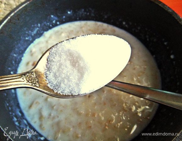Нагреваем молоко и всыпаем хлопья (ложки без горки). Добавляем сахар по вкусу, соль. Варим пару минут, выключаем и немного настаиваем под крышкой. Открываем крышку, кидаем кусочек сливочного масла, перемешиваем.