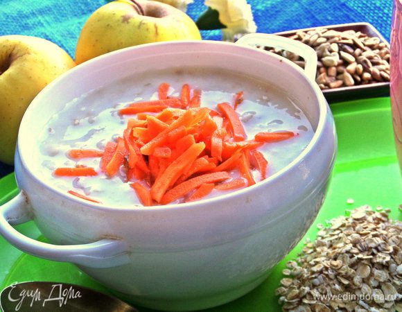 Разливаем по порциям супчик и украшаем тёртой морковкой.