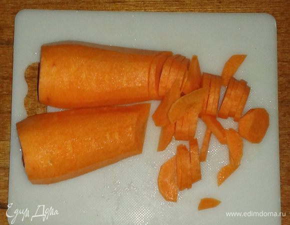 Режем на кусочки небольшую морковь.