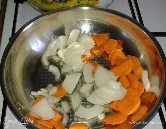 На растительном масле обжариваем овощи практически до готовности.