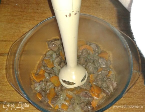 Выкладываем в чашку, оставляя излишки масла в сковороде, чтобы паштет не получился слишком жирный. Взбиваем блендером или пропускаем через мясорубку. На мой взгляд, в блендере паштет получается более нежный и воздушный. Добавляем сливочное масло, еще раз взбиваем.