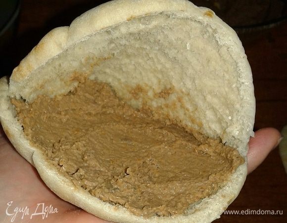 Надрезаем готовую питу (сейчас они есть в любом супермаркете) так, чтобы получился кормашек. Выкладываем внутрь достаточное количество паштета.
Приятного аппетита вам и вашим ученикам!