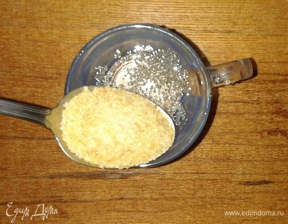 Желатин растворить в прохладной кипяченой воде и оставить для набухания на 40-60 минут.