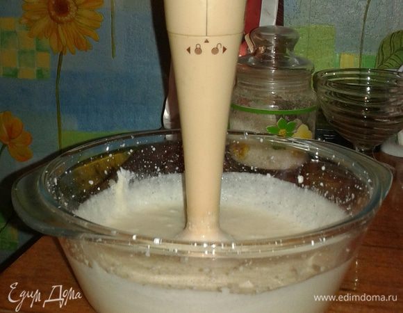 Творог смешать с сахаром и взбить блендером до полного растворения сахара.