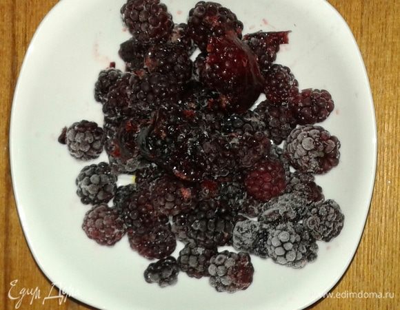 Разморозить ежевику.