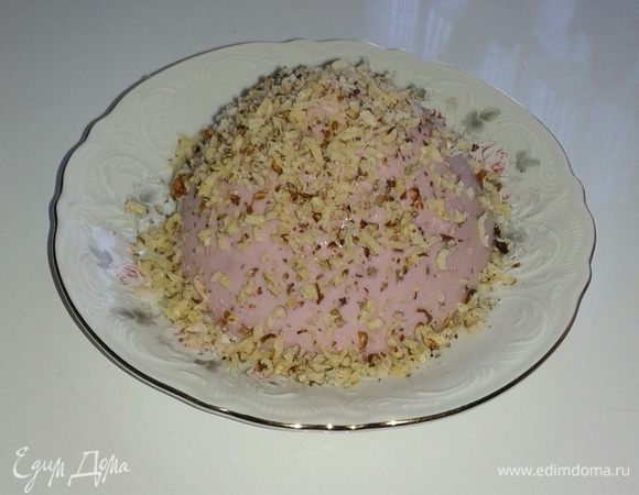 Чтобы желе хорошо отошло от креманки, обдайте ее горячей водой. Тогда оно отлично "выскочит" на тарелку. Украсьте грецкими орешками, натертыми на терке или шоколадом. Опять же все зависит от Вашей фантазии!