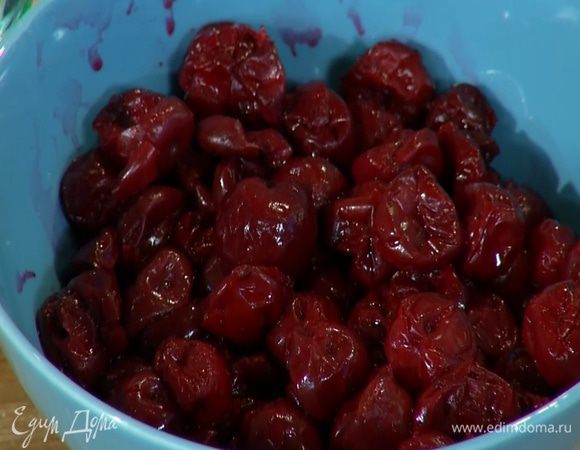 Вишню предварительно разморозить и слить лишнюю жидкость.