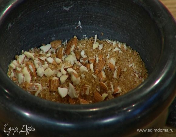 Миндаль измельчить в ступке, так чтобы получились кусочки разного размера, добавить сахар и корицу и все перемешать.