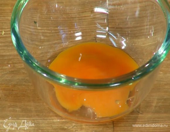 Желток отделить от белка.