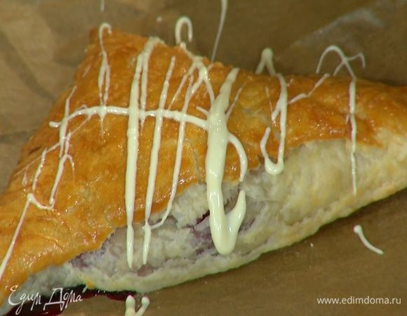 Белый шоколад растопить в небольшой кастрюле на медленном огне и украсить им готовые слойки.