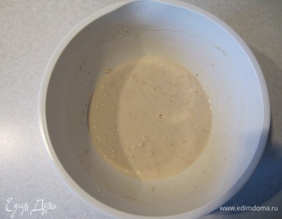 Нагреть молоко, не доводя до кипения, до теплого состояния (чтобы было комфортно пальцу при дотрагивании до молока). 
Соединить 100 гр. просеянной муки, сахар и дрожжи. Влить теплое молоко и перемешать. Оставить подходить опару в теплом месте до появления пены.