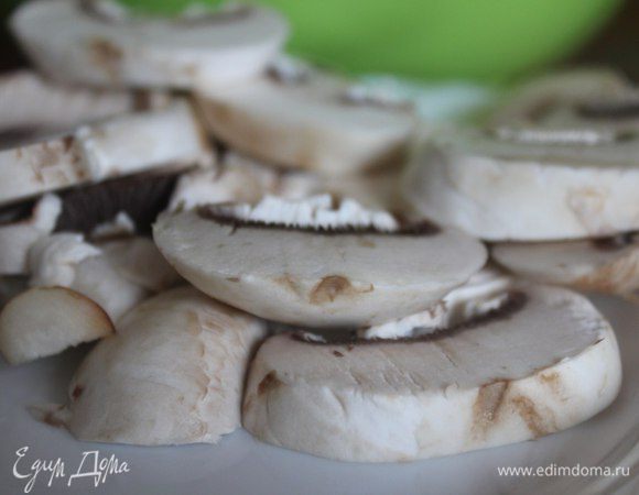 Пока баклажан ожидает своего часа, режим грибы на пластинки.

Можете посчитать предварительно, сколько получилось колец баклажана, чтобы ориентироваться, сколько пластинок нужно грибов и помидоров. На пару штук нужно увеличить, так как может понадобиться не одна пластинка грибочка на баклажан, а две.

Желательно грибы крупные, а диаметр помидоров был приближенным к баклажанам. Если не получается, то просто на баклажан идет 2 колечка.