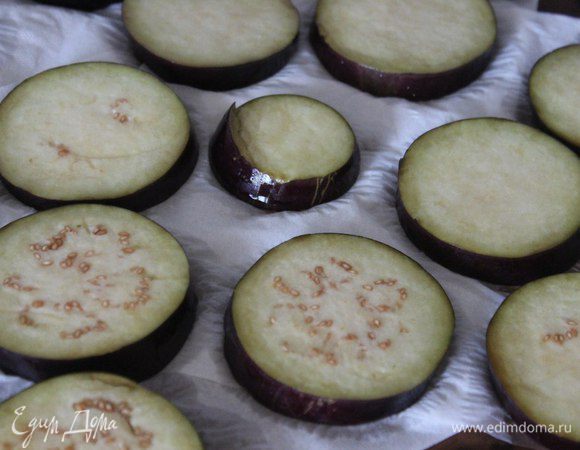 По истечению 20-30 мин баклажаны промываем и складываем на салфетку. 